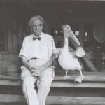 Photo d'Albert Schweitzer avec Parcifal, le pélican blessé qu'il a recueilli